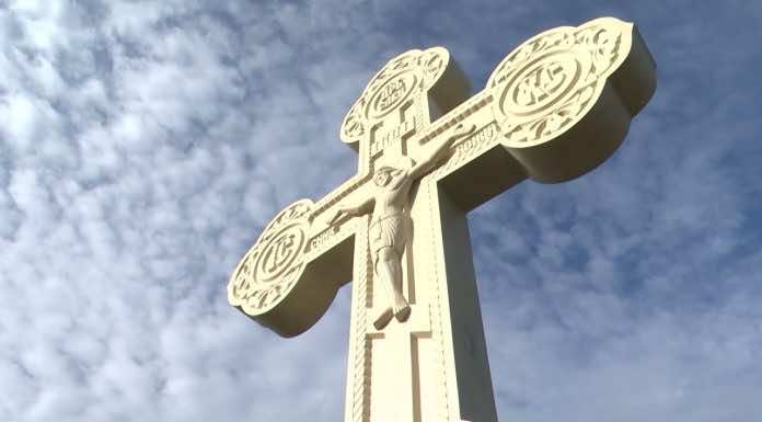 Видеосюжет. Митрополит Григорий совершил освящение поклонного креста у станицы Марьянской