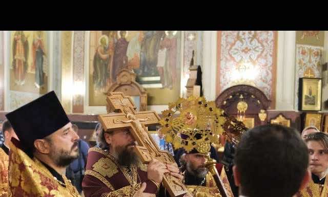 Видеосюжет. Митрополит Григорий совершил всенощное бдение с чином Воздвижения Креста Господня