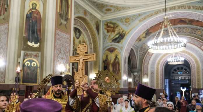 Митрополит Григорий совершил всенощное бдение с чином Воздвижения Креста Господня