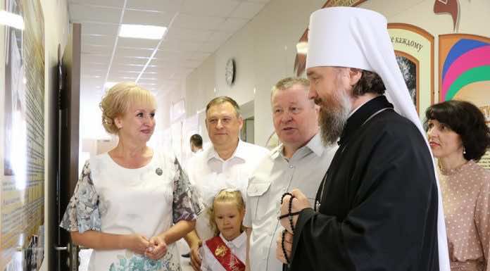 Митрополит Григорий и Полномочный представитель Президента РФ в ЮФО поздравили школьников города Кореновска