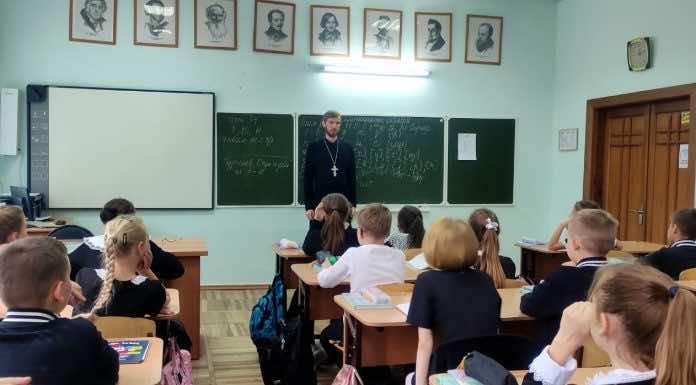 Священник провел урок Основ православной культуры в школе № 75