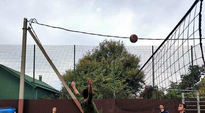 Студенты Екатеринодарской семинарии сыграли в волейбол с молодежью Екатерининского кафедрального собора