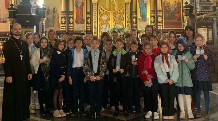 В храме Святого Духа провели экскурсию для школьников