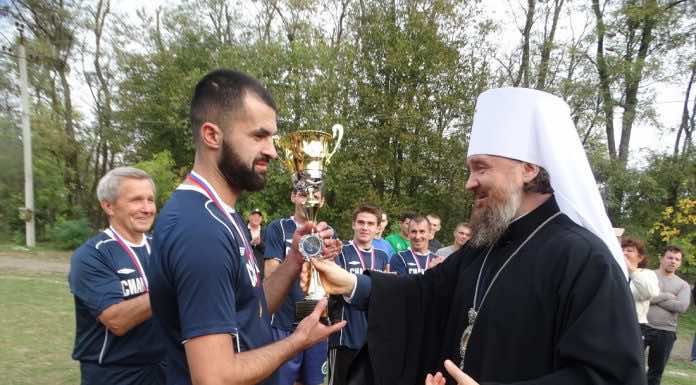 Митрополит Григорий наградил победителей Свято-Покровского чемпионата по мини-футболу
