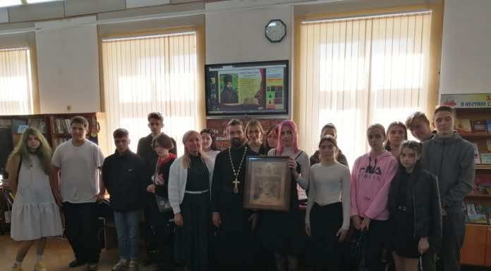 Накануне праздника Покрова Богородицы иерей Павел Максимец провел встречу со школьниками станицы Динской