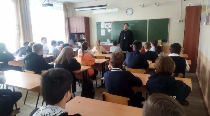 Клирик Свято-Покровского храма Краснодара провел «Час духовности» в школе № 49