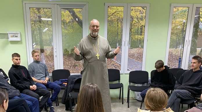 Иерей Максим Белов встретился с учащимися гимназии «Грамотей» в рамках молодежного слета