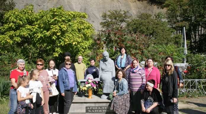 Воскресная школа для взрослых при храме Святого Духа посетила мемориальный комплекс