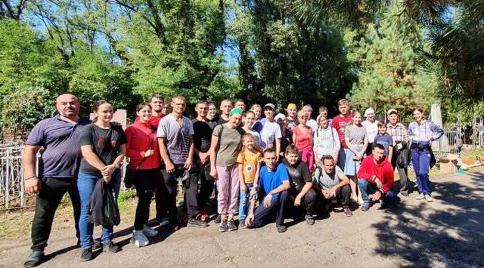 Прихожане Свято-Сергиевского храма Краснодара вместе с настоятелем провели субботник на Всесвятском кладбище