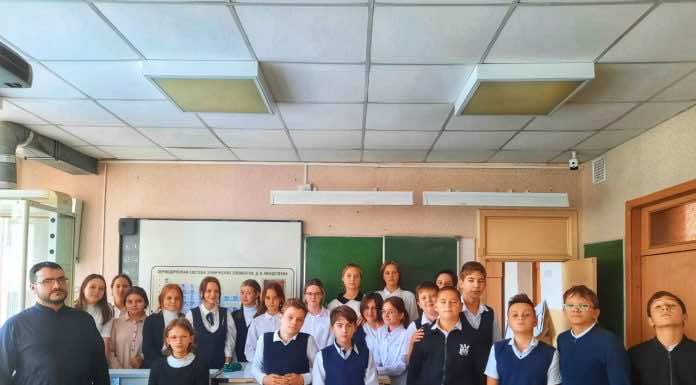 Диакон Покровского храма рассказал школьникам об истории и традициях праздника Покрова Богородицы