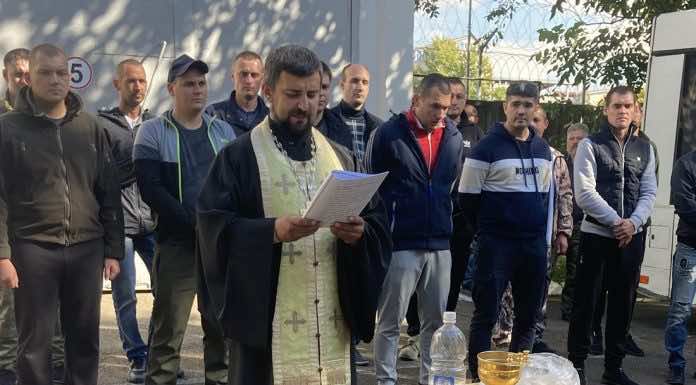Священник совершил молебен перед отправкой мобилизованных