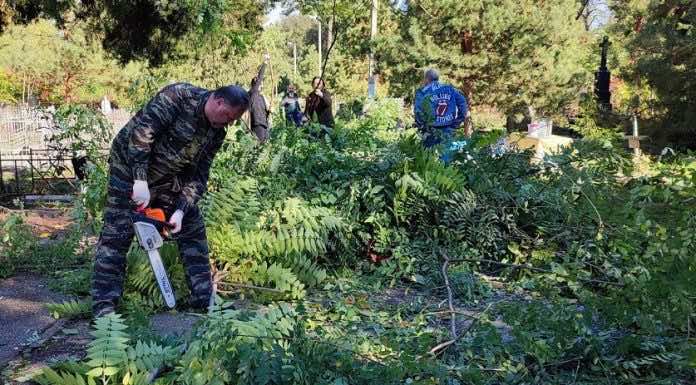Духовенство и прихожане Свято-Сергиевского храма провели очередной субботник на Всесвятском кладбище