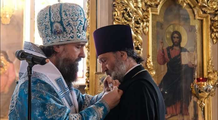 Видеосюжет. Архиерейская литургия в храме иконы Богородицы «Целительница» и поздравление настоятеля с 70-летним юбилеем