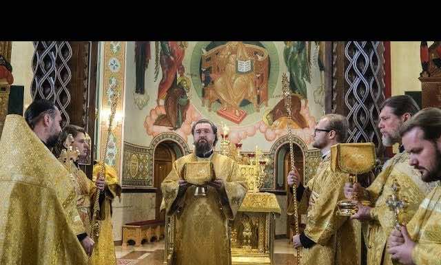 Видеосюжет. Архиерейская литургия в храме Рождества Христова и освящение Аллеи славы