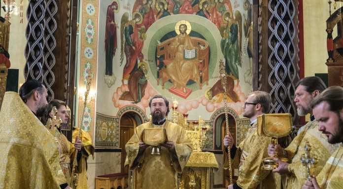 Митрополит Григорий совершил Литургию в храме Рождества Христова и освятил «Аллею славы»