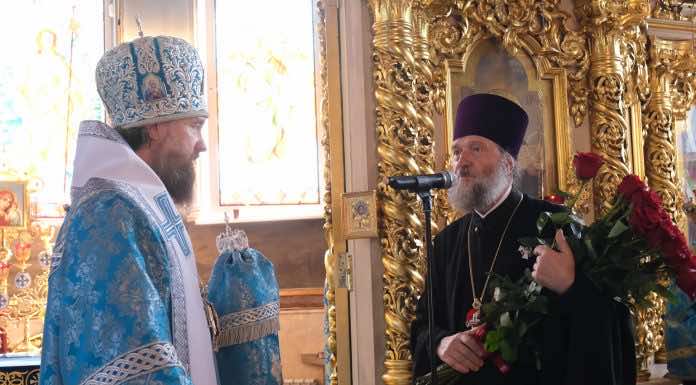 Митрополит Григорий совершил Литургию в храме «Целительница» и поздравил протоиерея Евгения Хаджипараша с 70-летием