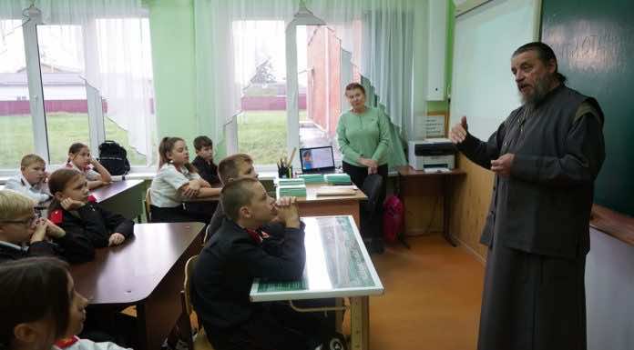 Протоиерей Виктор Бандурко провел беседу о празднике Покрова Богородицы с казачатами города Апшеронска