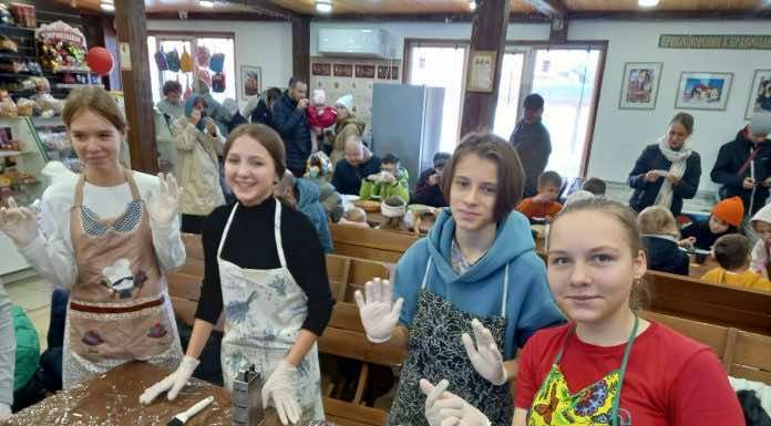 В храме св. Матроны Московской прошел мастер-класс для молодежи по выпечке пиццы