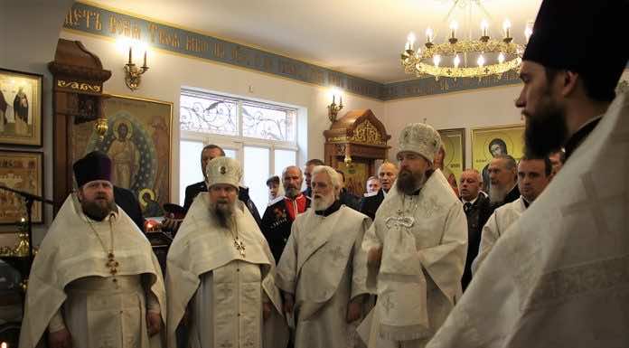 В Димитриевскую родительскую субботу митрополит Григорий совершил Литургию и панихиду во Всесвятском храме