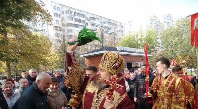 Митрополит Григорий совершил Литургию в храме великомученика Димитрия Солунского в престольный праздник