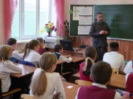 Священник провел уроки духовности, посвященные Дню матери, в школах города Апшеронска