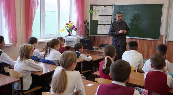 Священник провел уроки духовности, посвященные Дню матери, в школах города Апшеронска