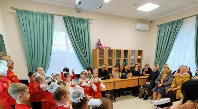 В воскресной школе Троицкого храма станицы Динской прошел концерт, посвященный Дню матери