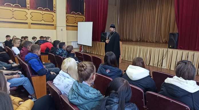 Священник Троицкого храма станицы Динской встретился со студентами механико-технологического техникума