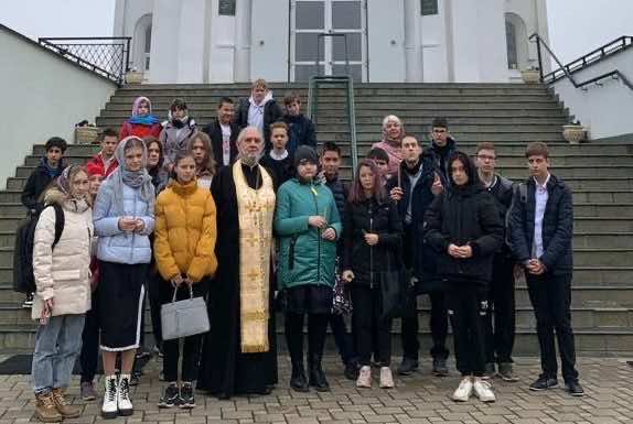 В рамках урока Основ православной культуры школьники посетили храм Святого Духа