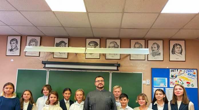 Священнослужитель рассказал школьникам о важности почитания родителей