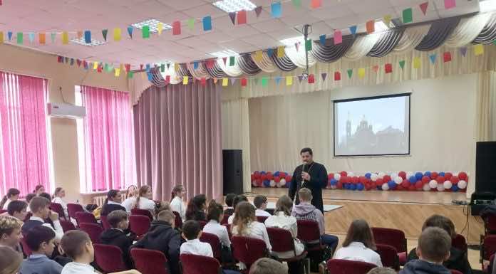 Благочинный провел встречу со школьниками станицы Новотитаровской