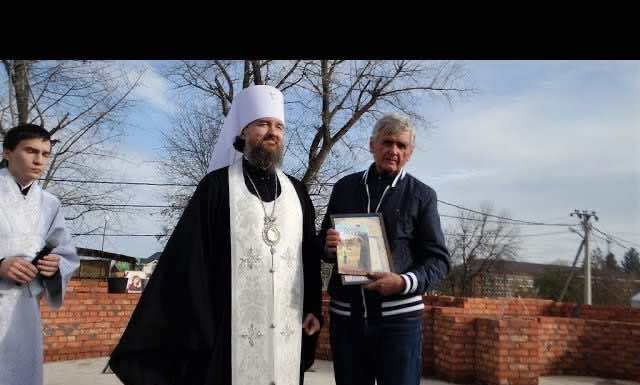Видеосюжет. Митрополит Григорий совершил Литургию и закладку нового храма в станице Нововеличковской