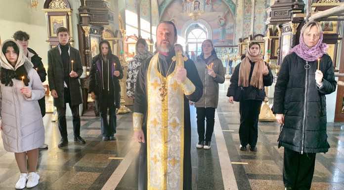 В храме Святого Духа совершен молебен по просьбе студентов политехнического техникума