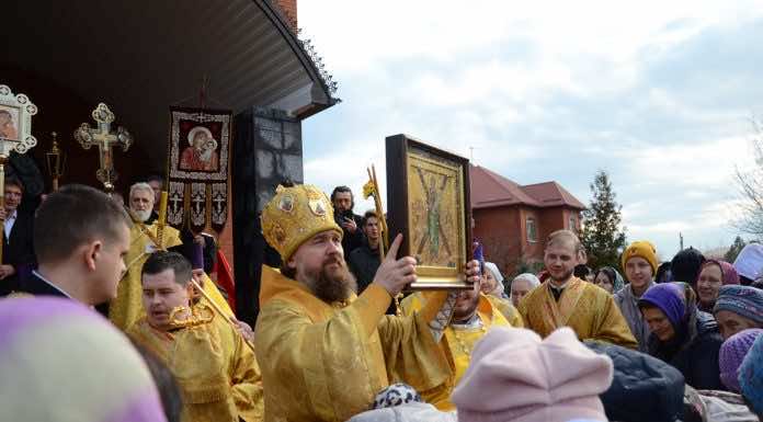 Митрополит Григорий совершил Литургию в Свято-Андреевском храме станицы Новотитаровской