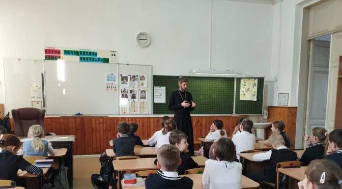 Священник стал гостем урока по курсу Основ православной культуры в школе № 75