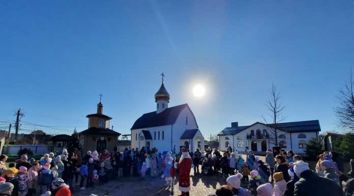 У Свято-Никольского храма на Садах прошел новогодний праздник для всего поселка