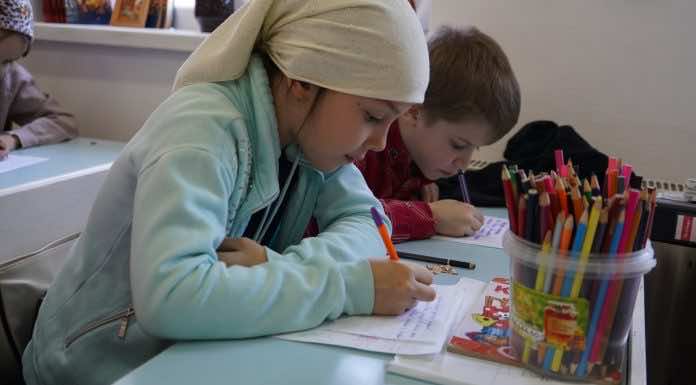 Воспитанники Воскресной школы Покровского храма города Апшеронска пишут письма солдатам