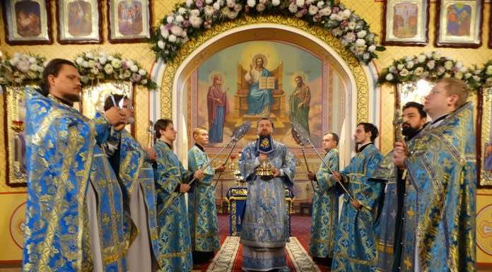 Митрополит Григорий совершил Литургию в праздник Введения во храм Пресвятой Богородицы