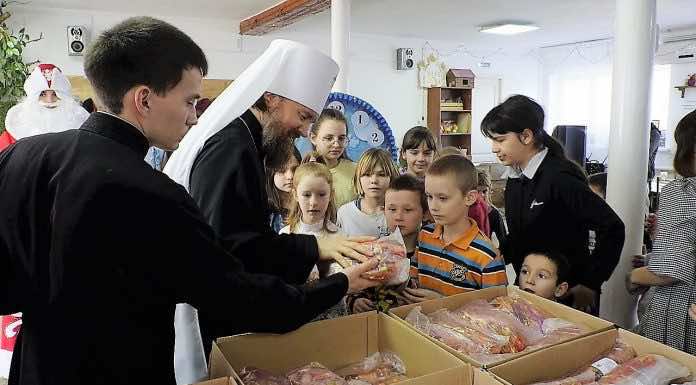 Митрополит Григорий вручил подарки беженцам из Херсонской области в оздоровительном центре «Горний Посад»