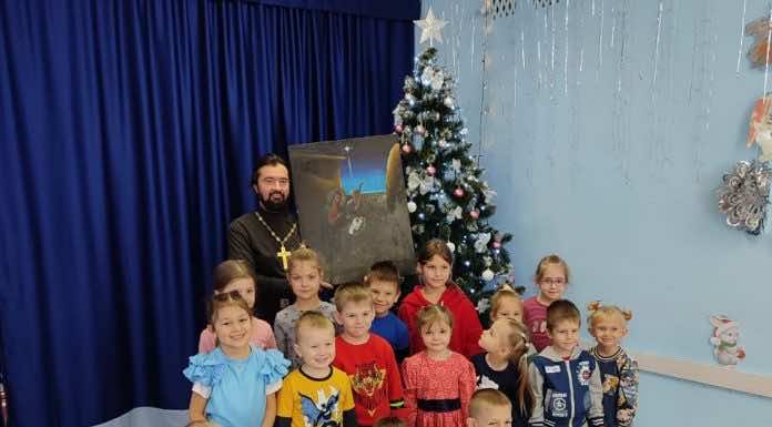 Священник посетил детский сад в поселке Украинский