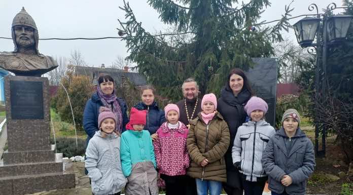 В храме станицы Холмской настоятель встретился с воспитанниками реабилитационного центра для несовершеннолетних