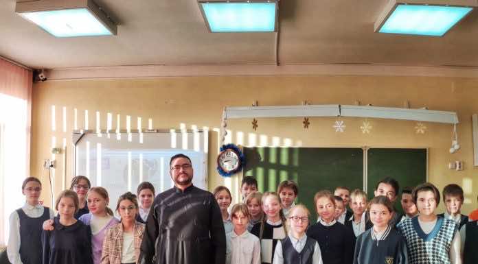 Священнослужитель рассказал ученикам гимназии № 44 о волонтерах в Церкви