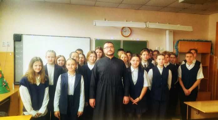 Священнослужитель рассказал школьникам о Дне Конституции России