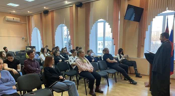 Священник провел встречу со студентами Краснодарского торгово-экономического колледжа