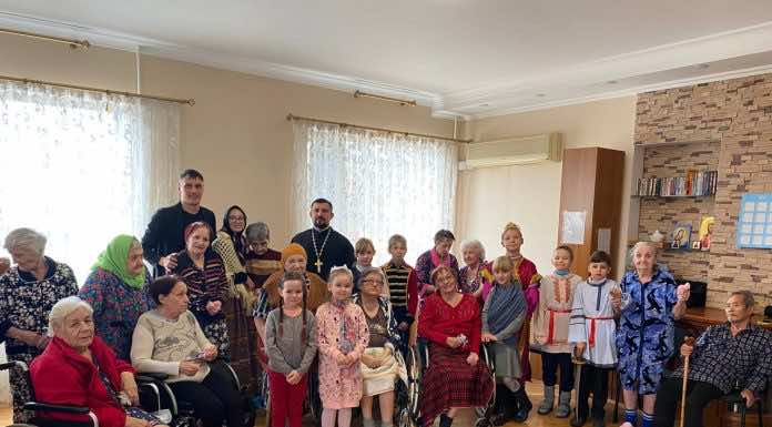 Воспитанники воскресной школы Свято-Покровского храма Краснодара со священником посетили Дом престарелых