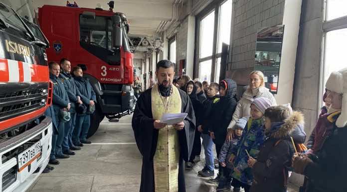 Школьники со священником посетили пожарно-спасательную часть