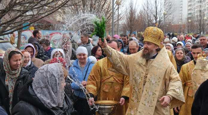 Митрополит Григорий совершил Литургию в храме святителя Спиридона Тримифунтского в престольный праздник