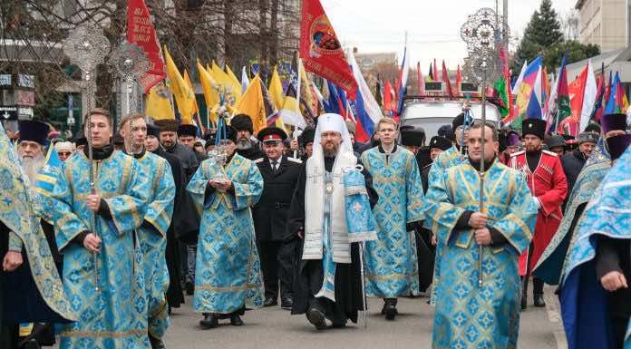 Митрополит Григорий возглавил общегородской крестный ход в поддержку защитников нашего Отечества