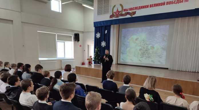Священник посетил Рождественский праздник в школе № 98 города Краснодара
