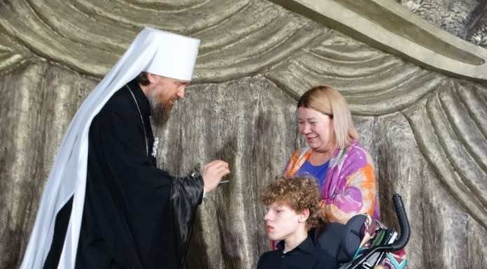 Митрополит Григорий передал семьям особенных детей средства, собранные в ходе акции «Белый цветок»